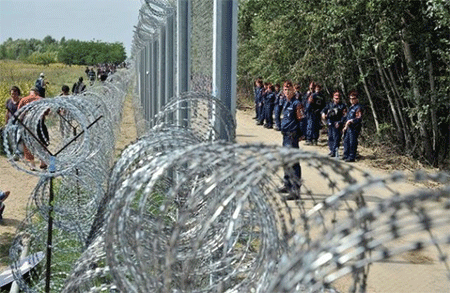Países balcánicos levantan muros para bloquear paso de refugiados
